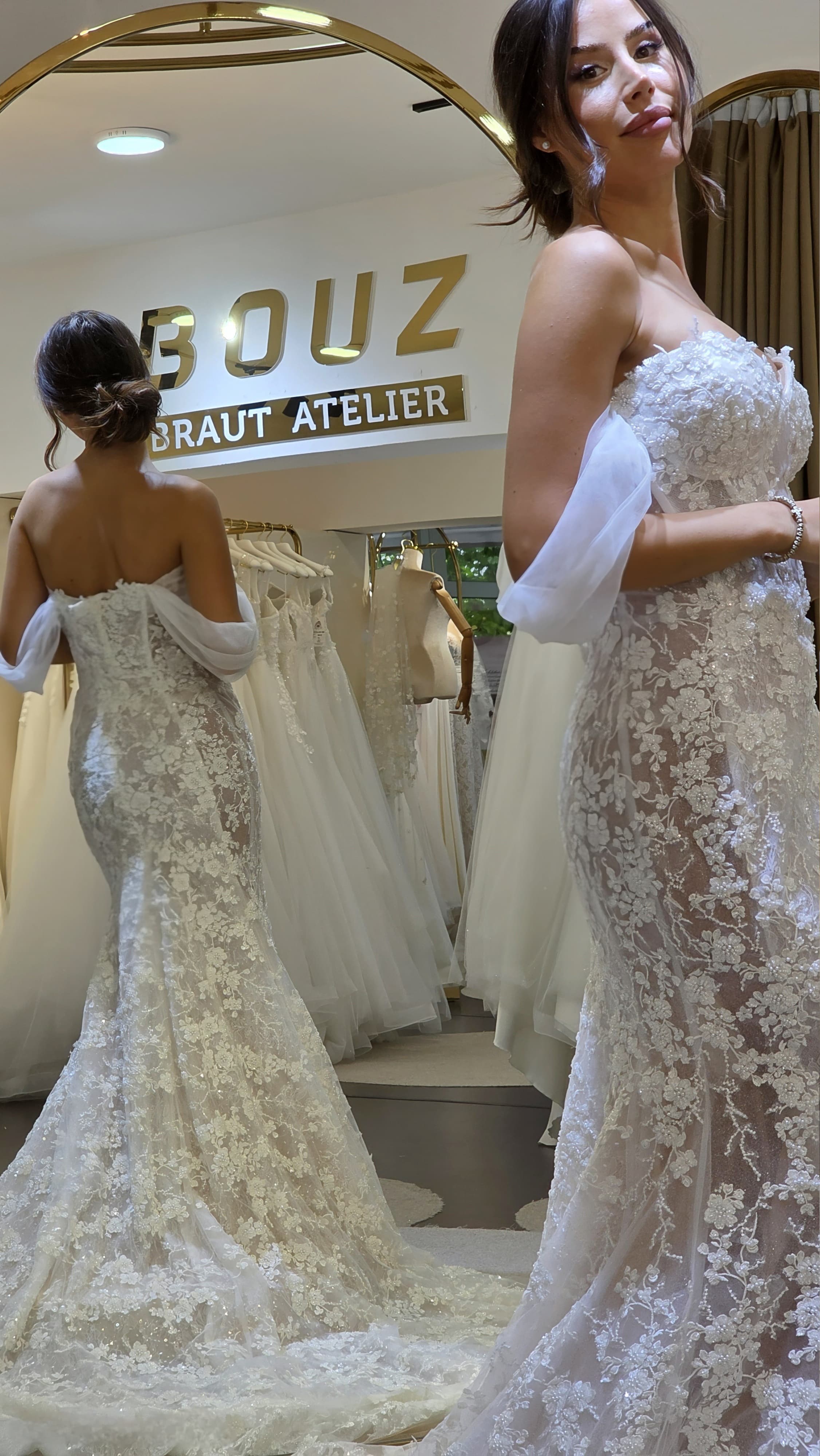 Braut im Spitzenkleid vor dem Spiegel im BOUZ Atelier