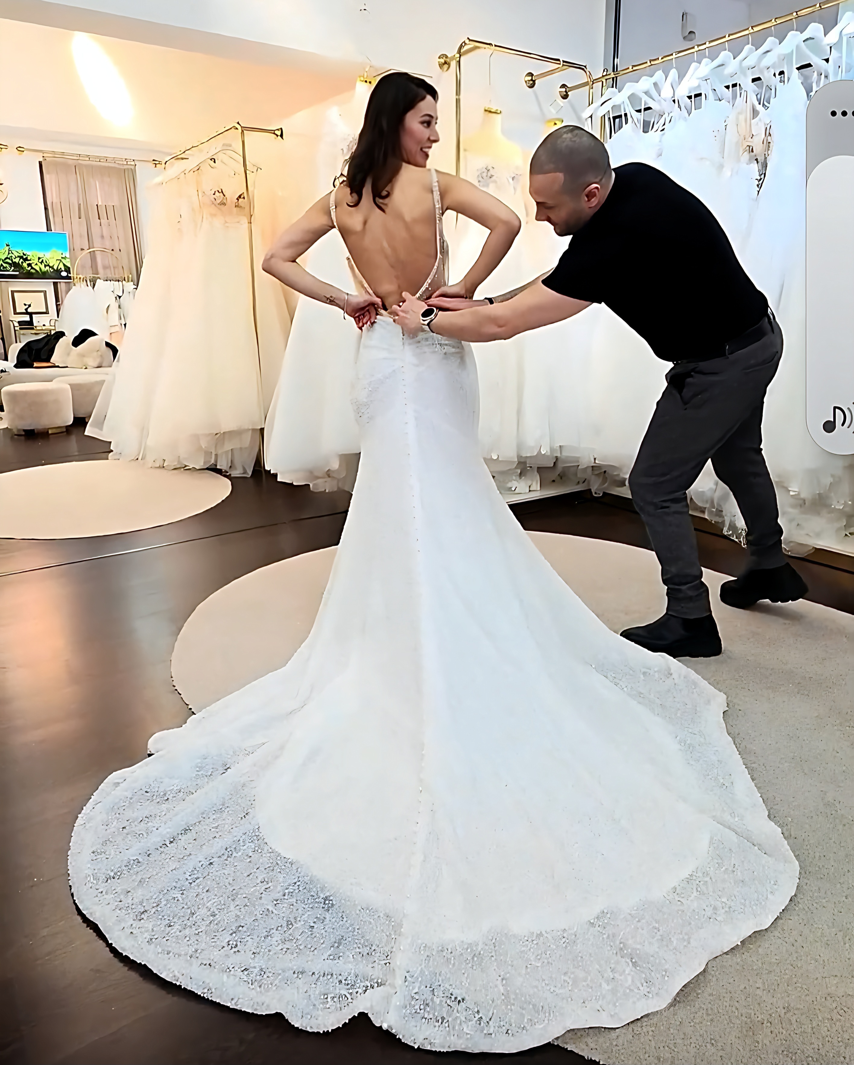Sami Bouz passt Brautkleid an